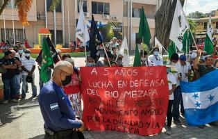 Menschen protestieren vor dem Rathaus in Tela, Honduras